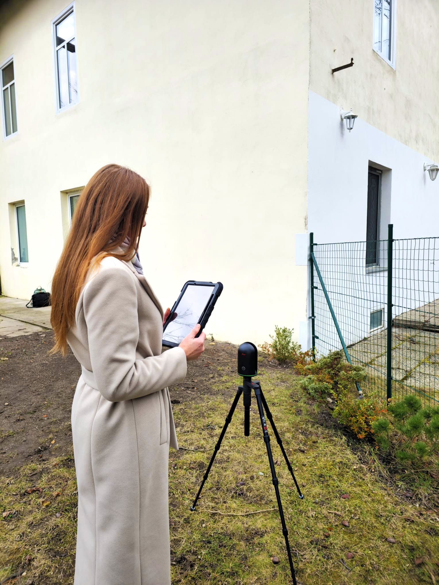 3D-Laserscanning – Projektleiterin mit digitalem Bauplan vor saniertem Altbau – reibungsloser Bauablauf dank präziser Gebäudevermessung mit Laserscanning 3D-Laserscanning - Projektleiterin mit digitalem Bauplan vor saniertem Altbau – reibungsloser Bauablauf dank präziser Gebäudevermessung mit Laserscanning
